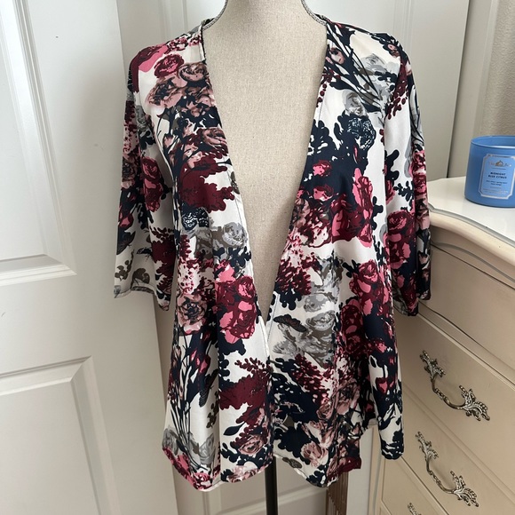 Floral Sheer kimono Top - Picture 3 of 3